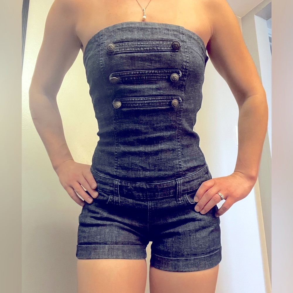 Jean romper. Strapless. Shorts.